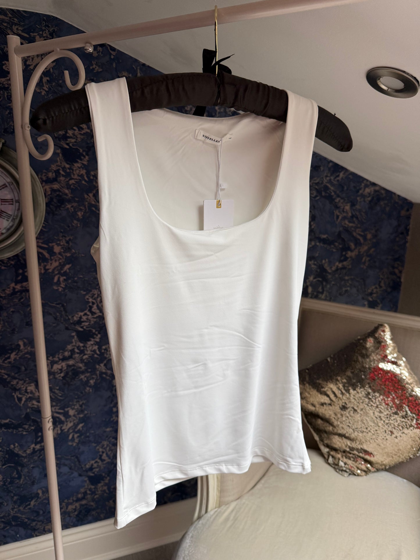 ESSENTIAL WHITE VEST