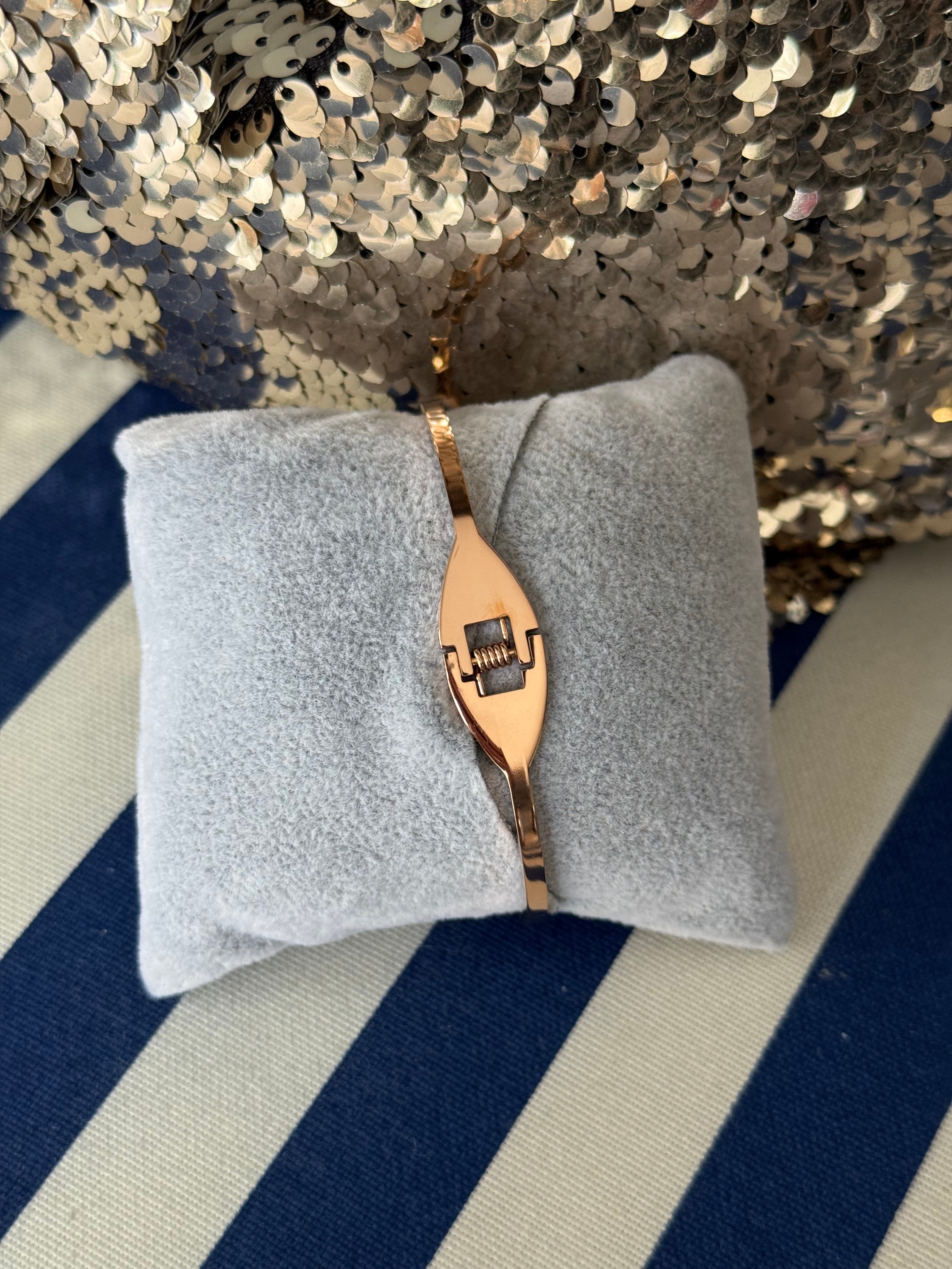 ROSE GOLD & BLACK ( HINGED ) CLOVER BANGLE