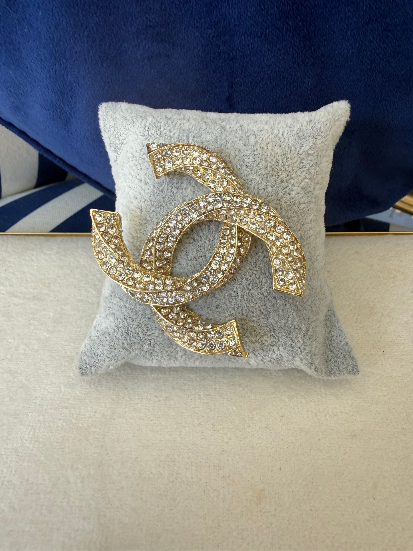 GOLD INTERLOCKING DOUBLE C BROOCH