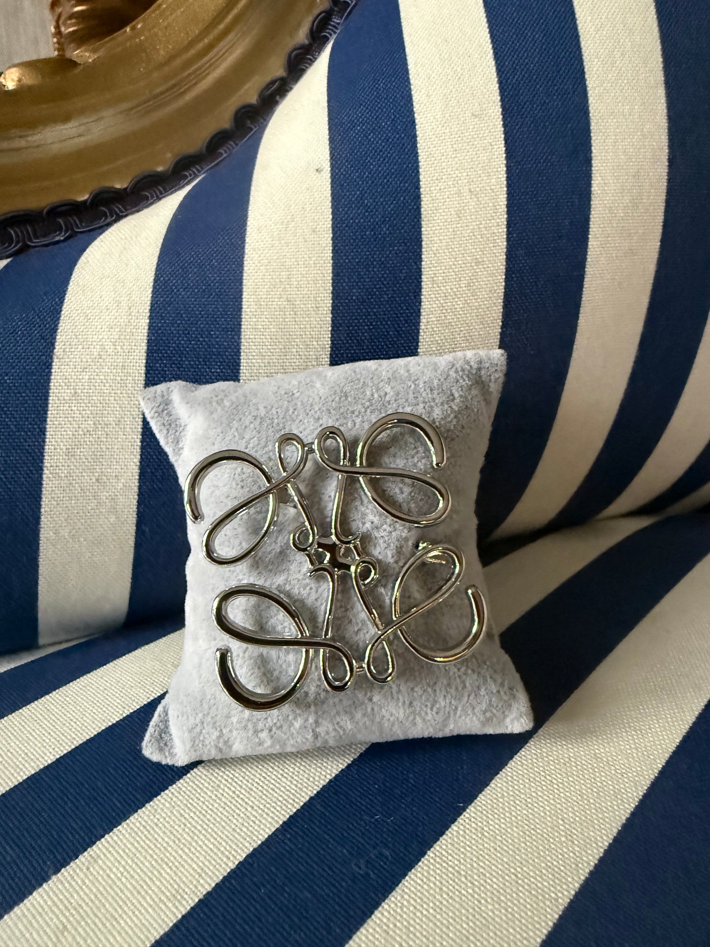 SILVER SCRIPT BROOCH