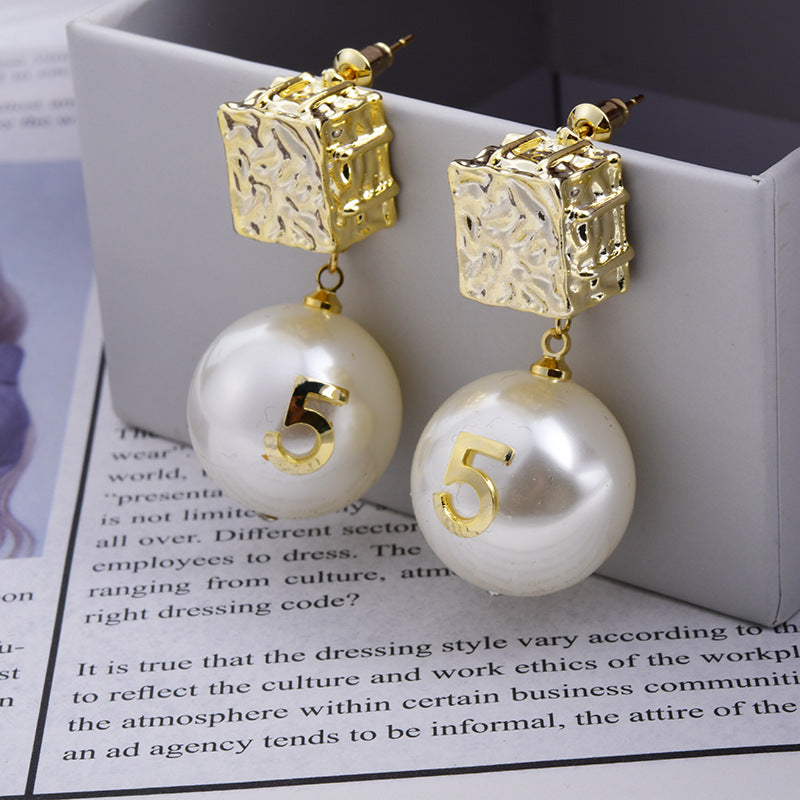 GOLD CUBE NO5 PEARL DROP EARRING