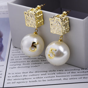 GOLD CUBE NO5 PEARL DROP EARRING