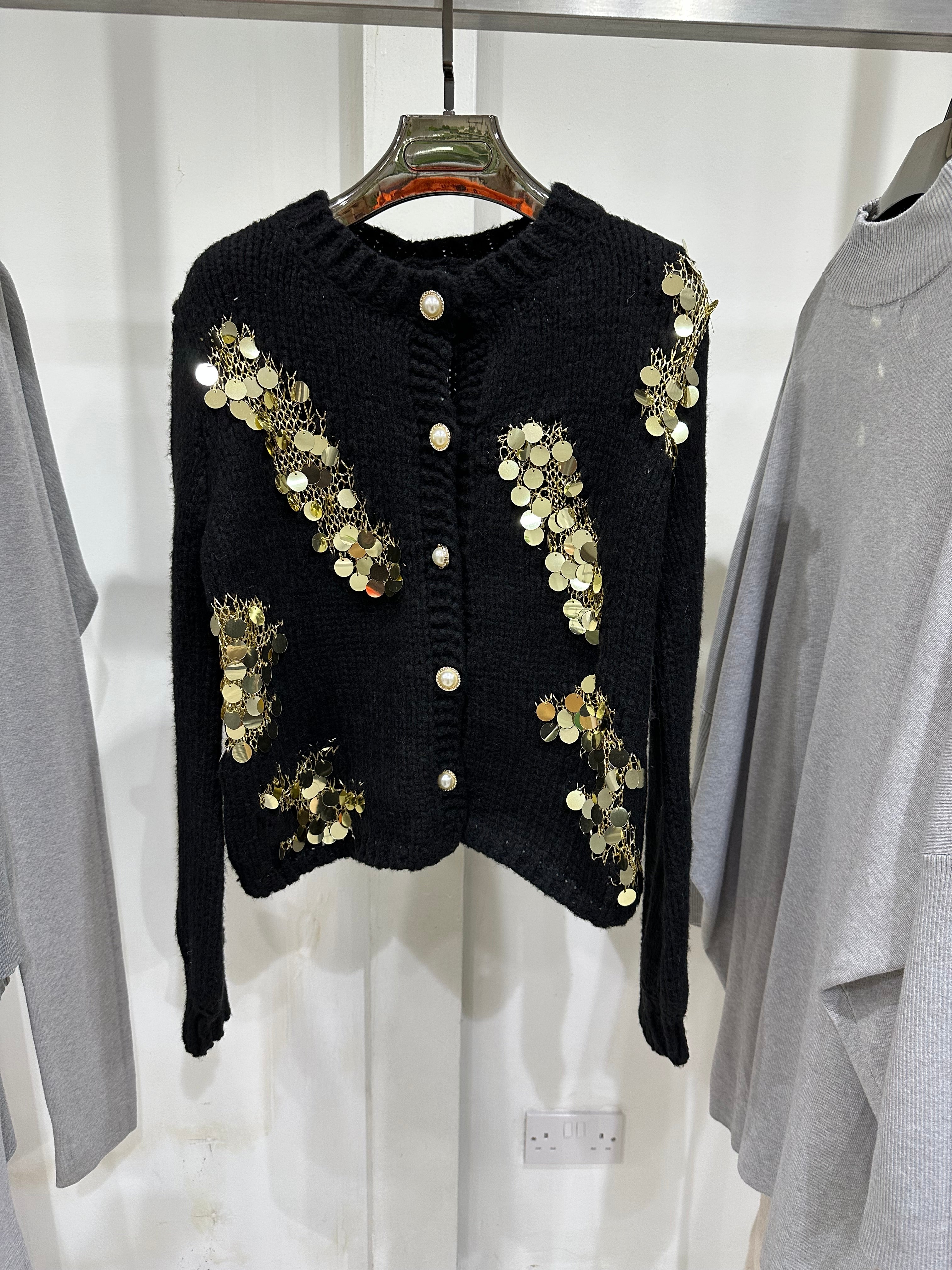 BLACK GOLD DISC PEARL BUTTON CARDIGAN