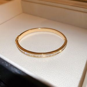 GOLD CRYSTAL LINE DETAILED BANGLE