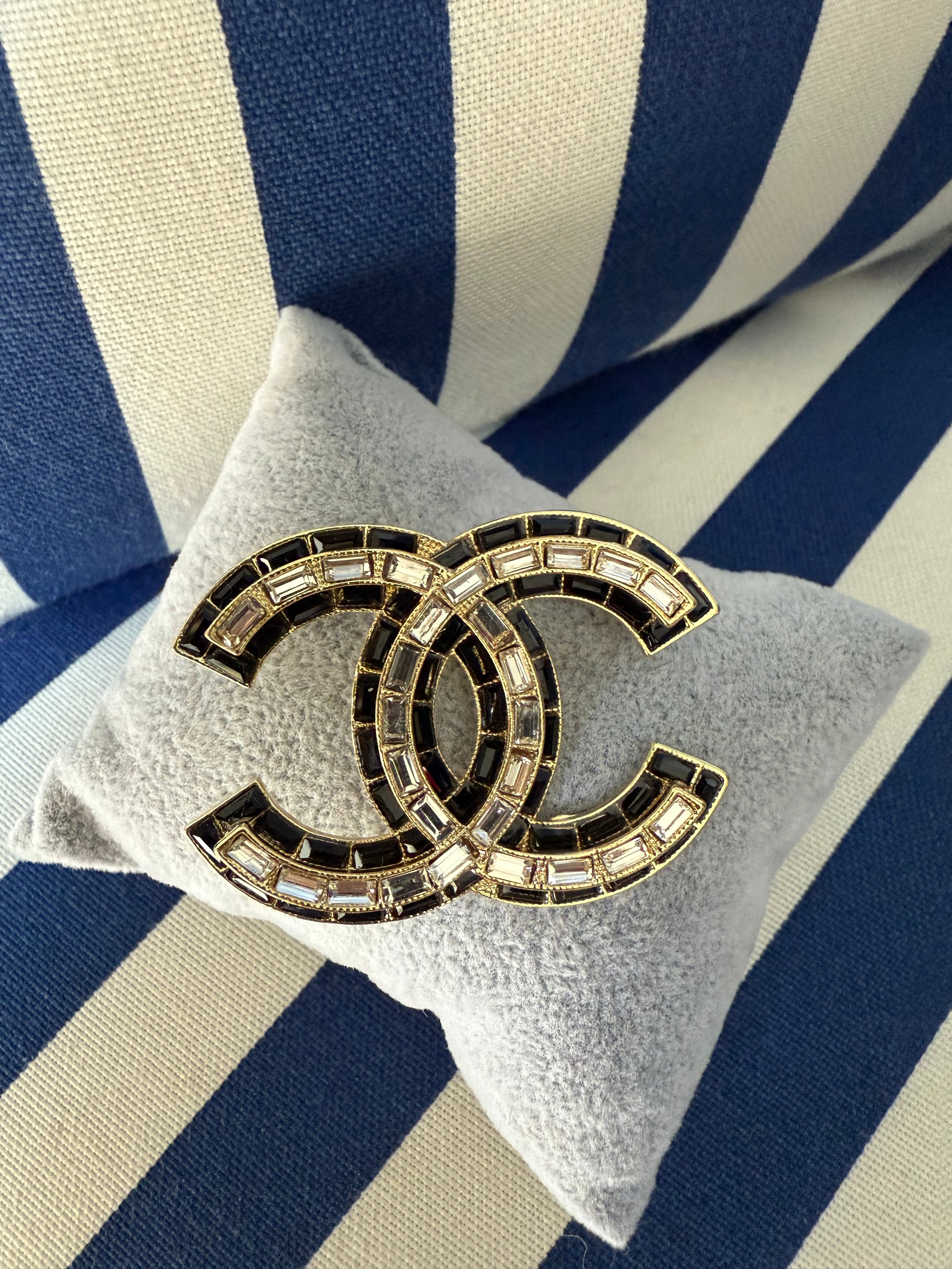 BLACK/GOLD CC BROOCH