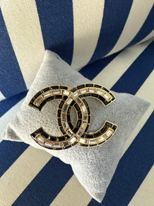 BLACK/GOLD CC BROOCH