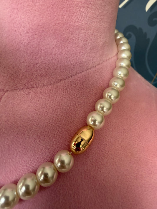 MAGNETIC PEARL NECKLACE