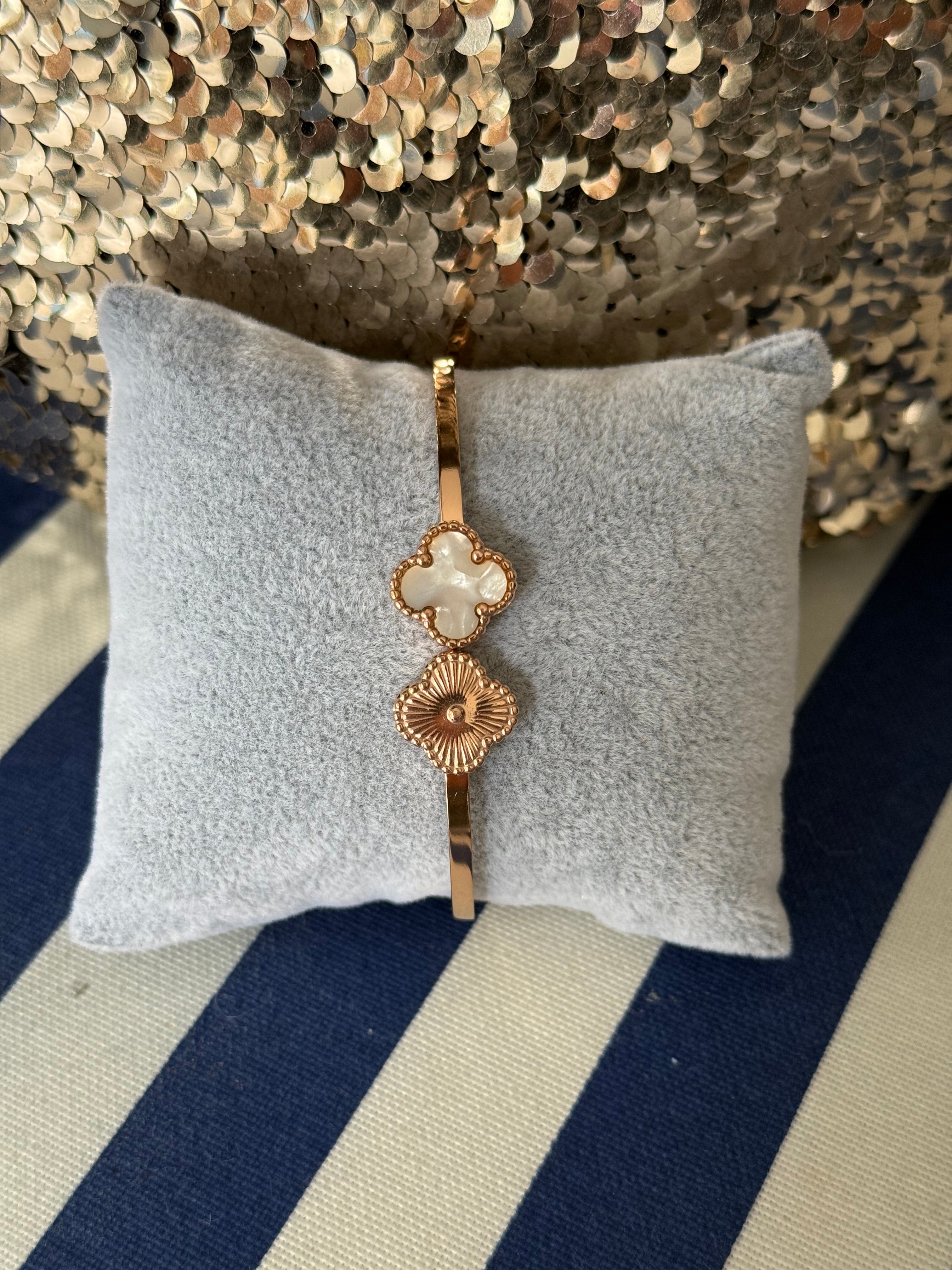 ROSE GOLD & MOP ( HINGED ) CLOVER BANGLE