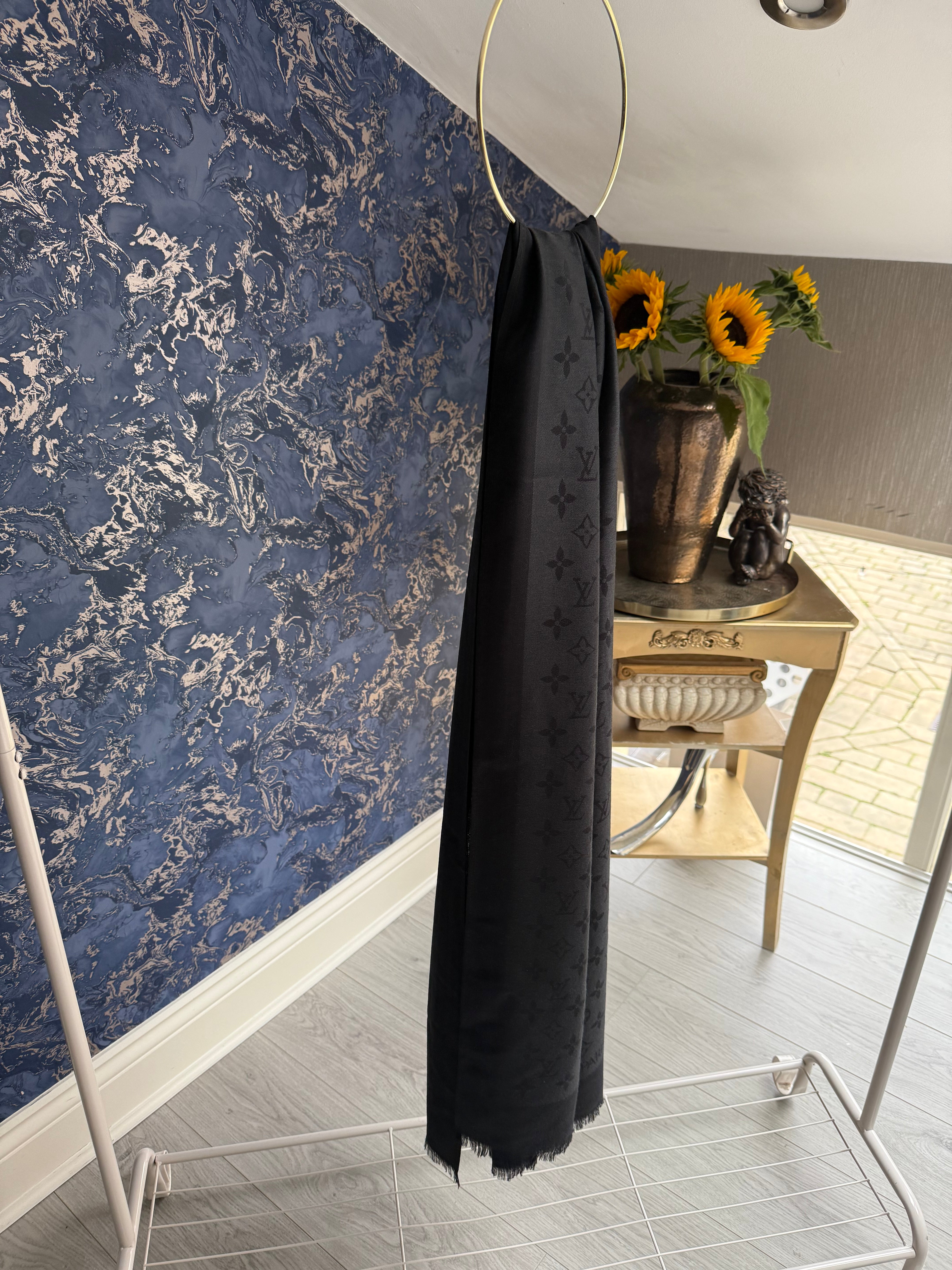 CASHMERE ICONIC BLACK EMBOSSED SCARF