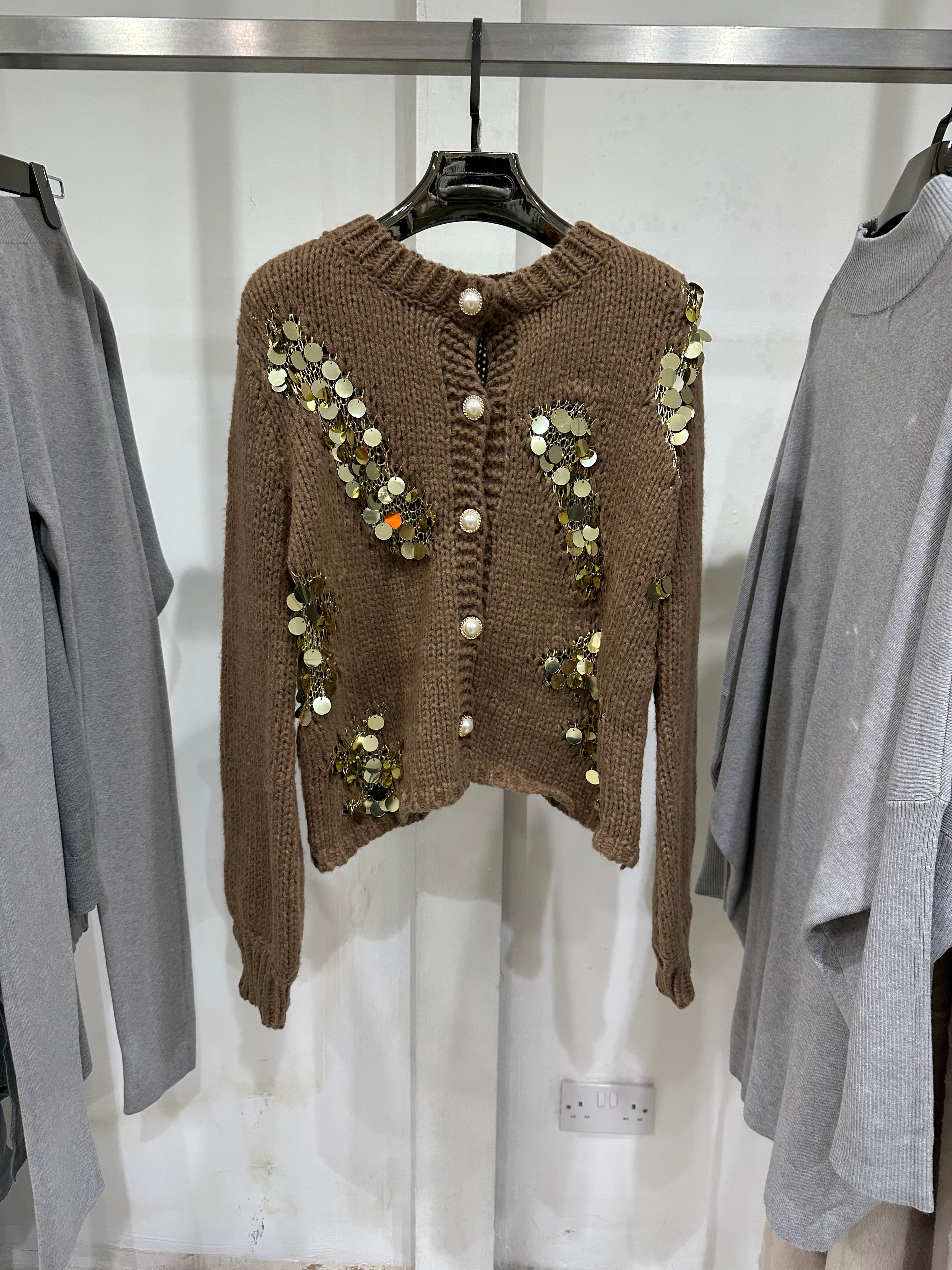 BROWN GOLD DISC PEARL BUTTON CARDIGAN