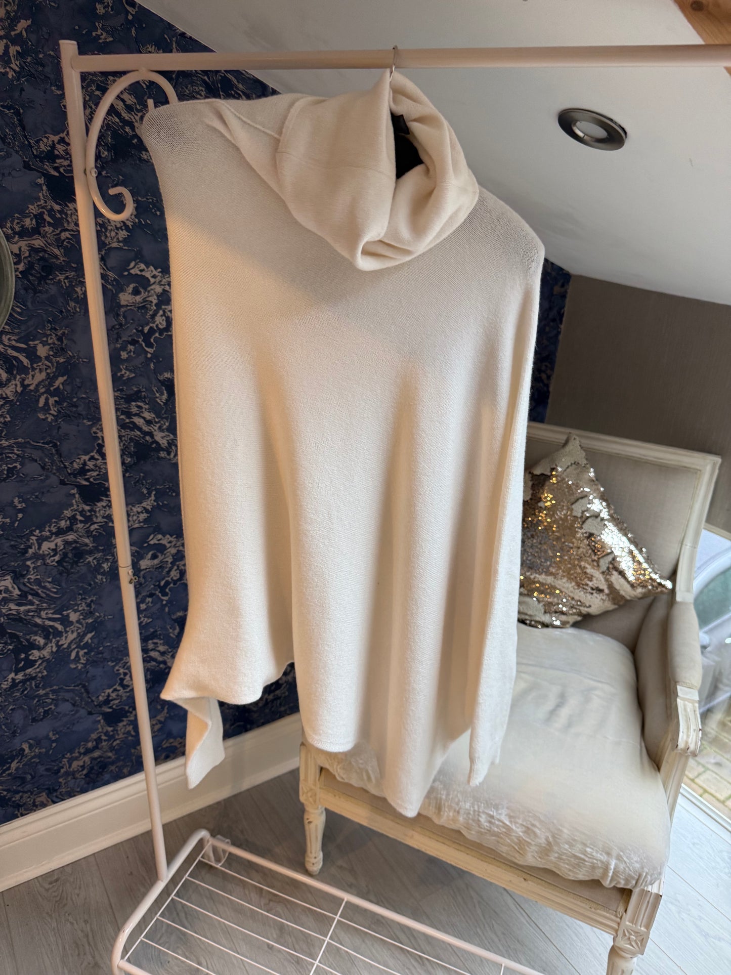 CALCE ASYMETTRIC POLO NECK
