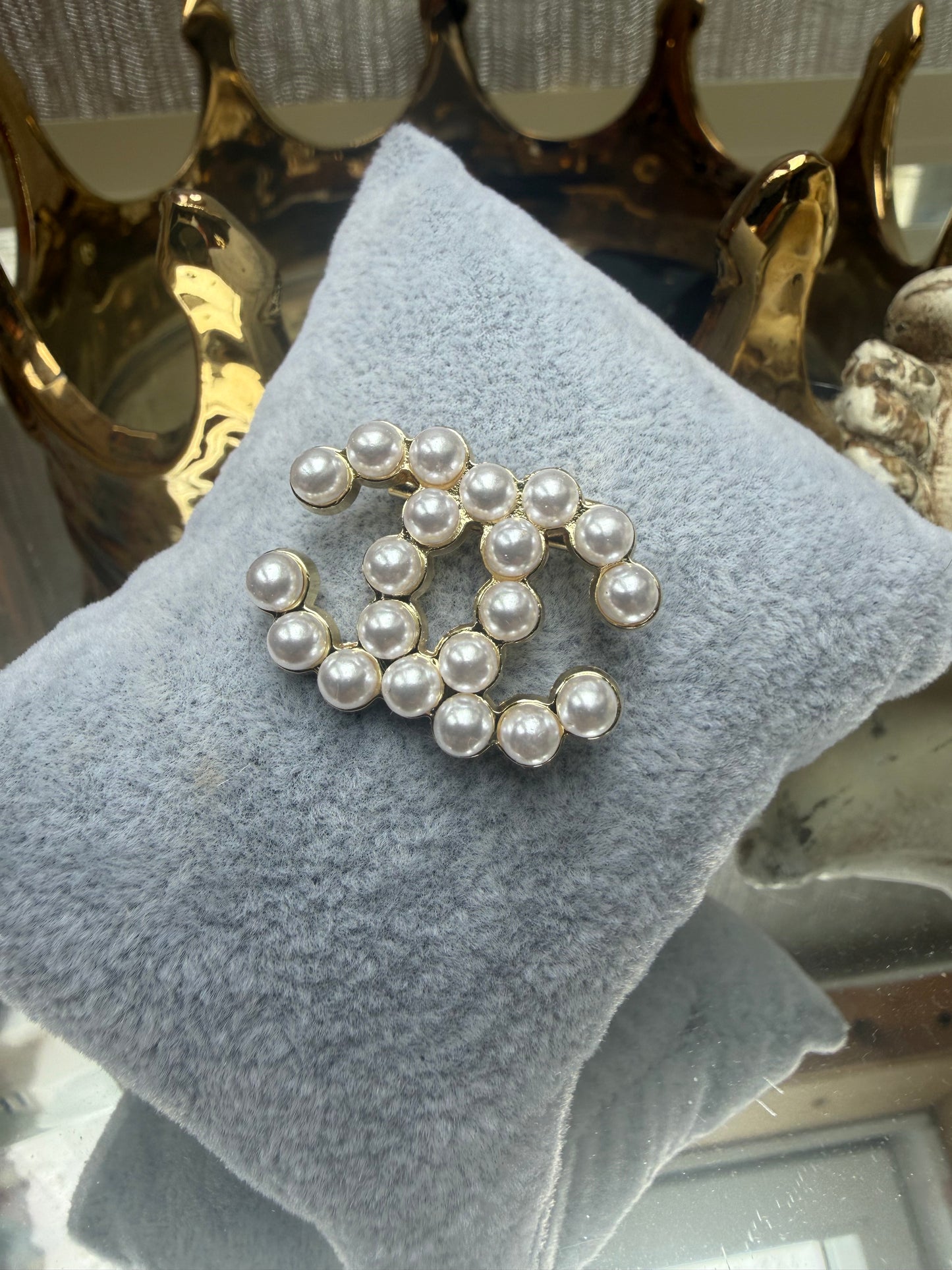 MINI PEARL CC BROOCH