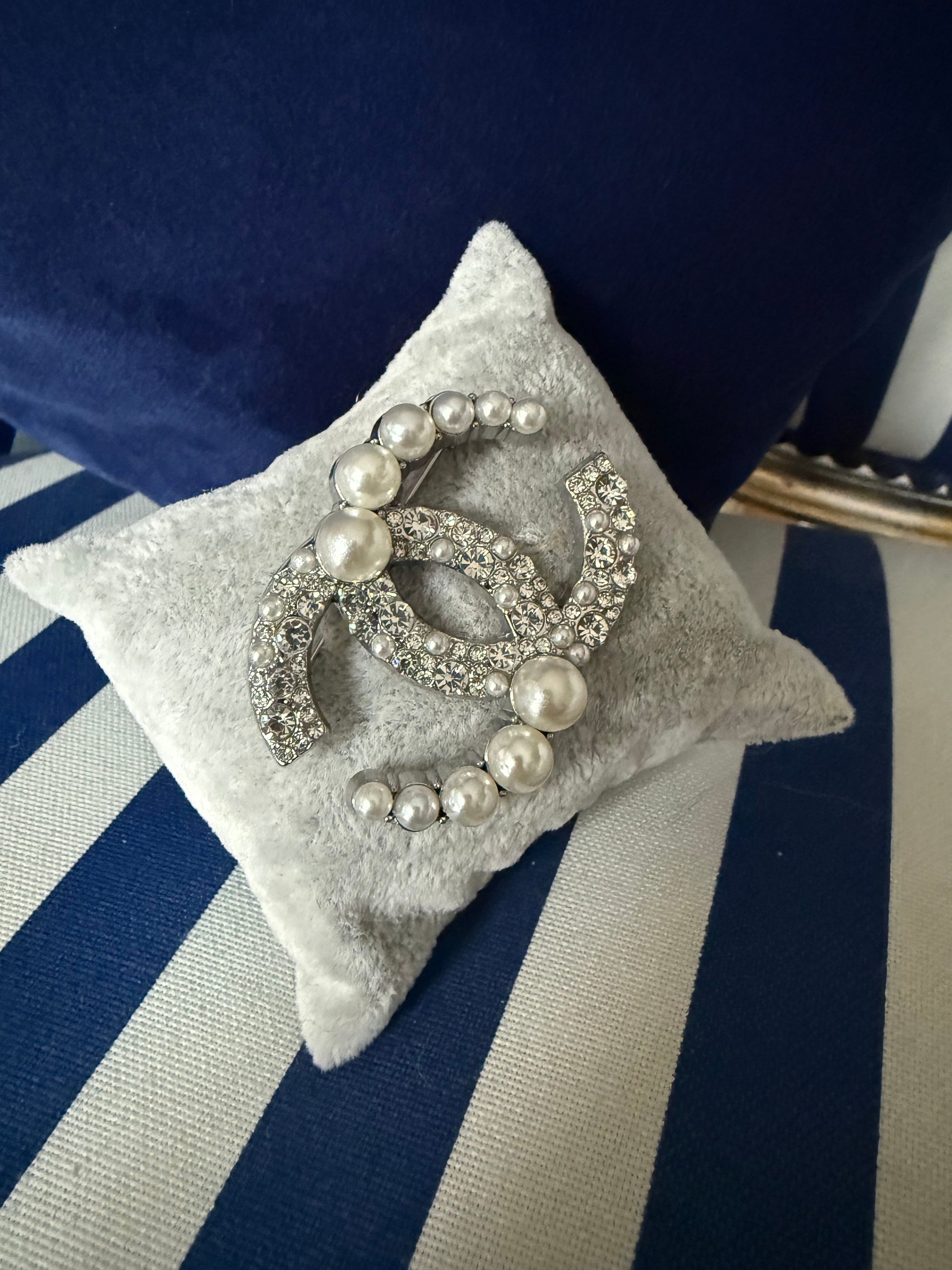SILVER & PEARL CC BROOCH