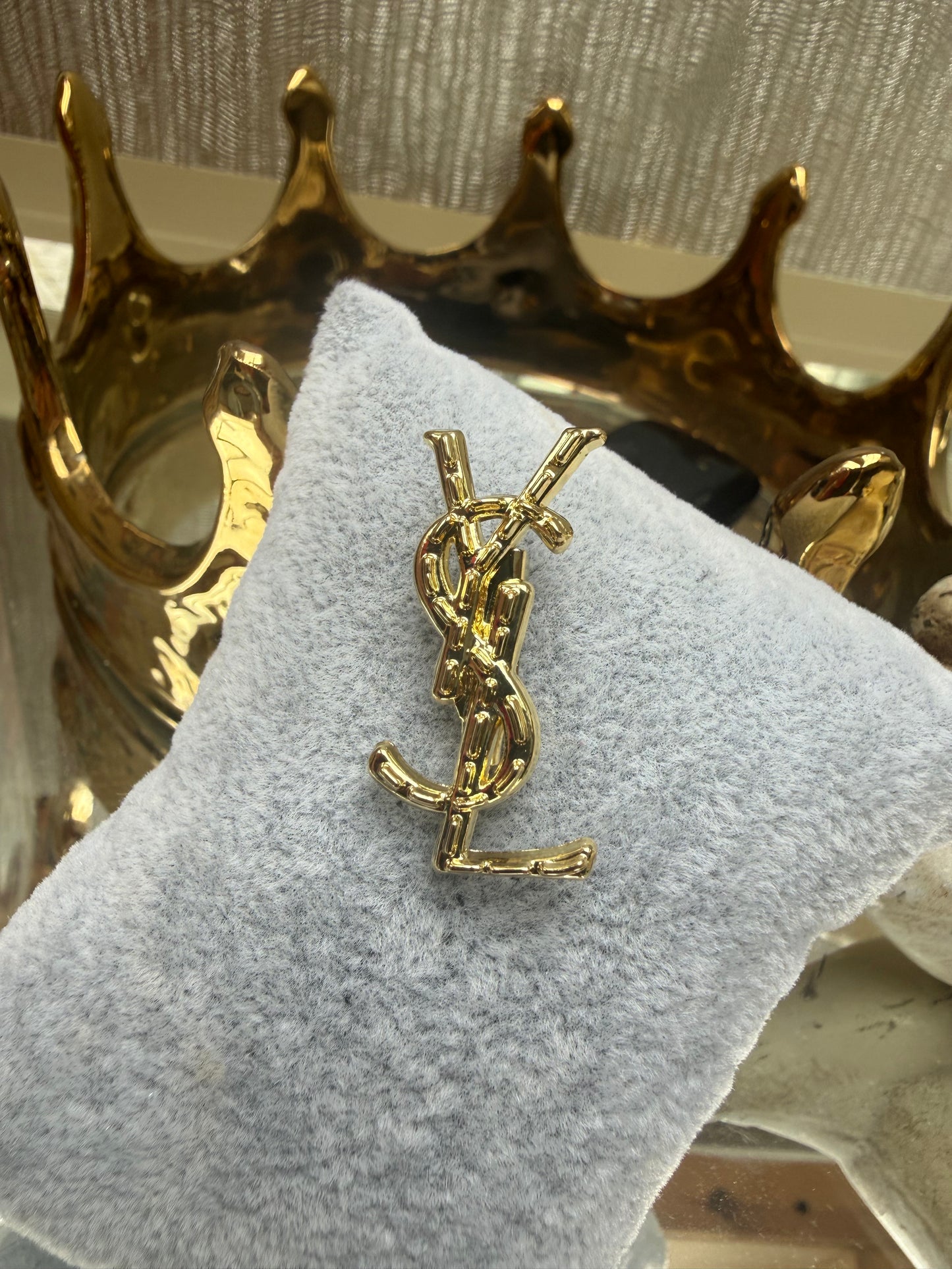 MINI DETAILED LETTERS BROOCH