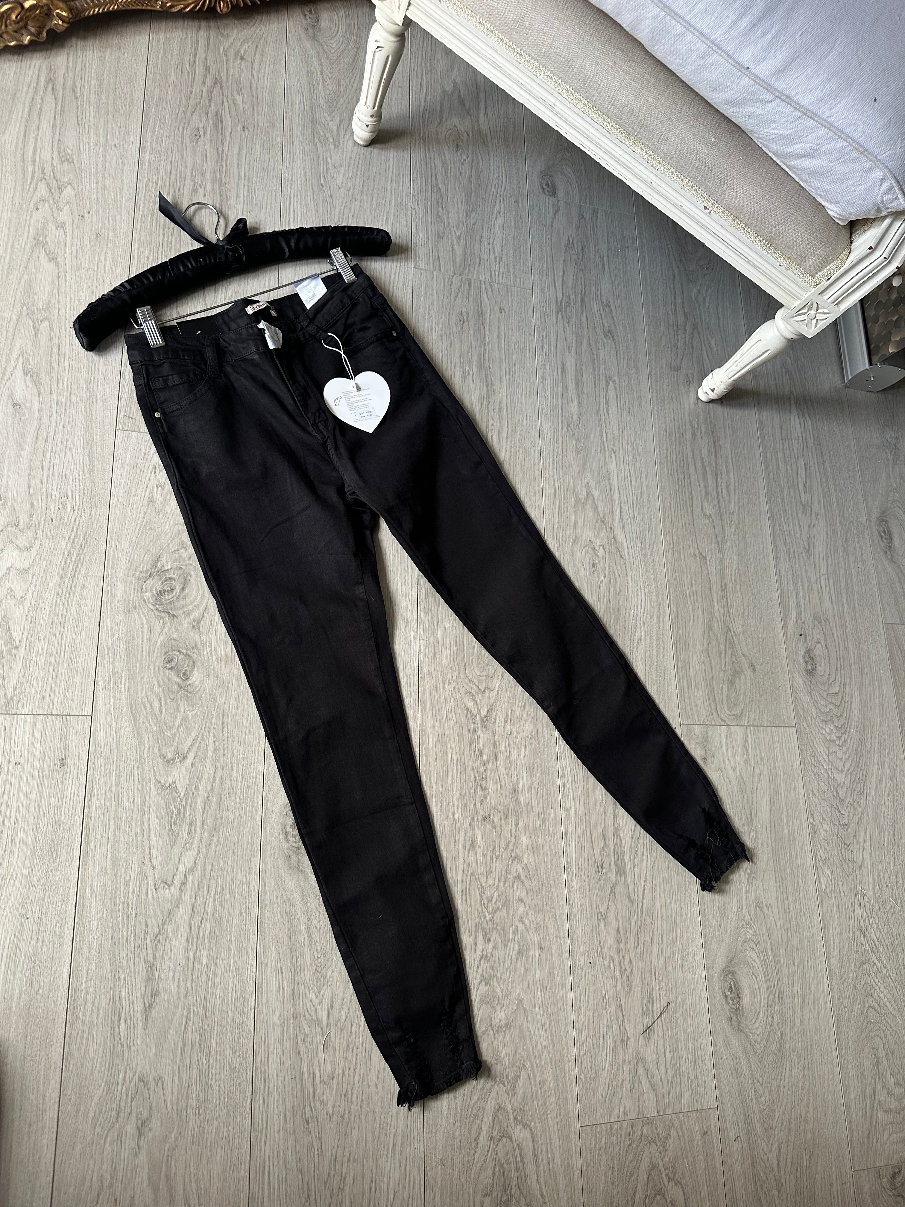 Black Destiny shredded ankle jean