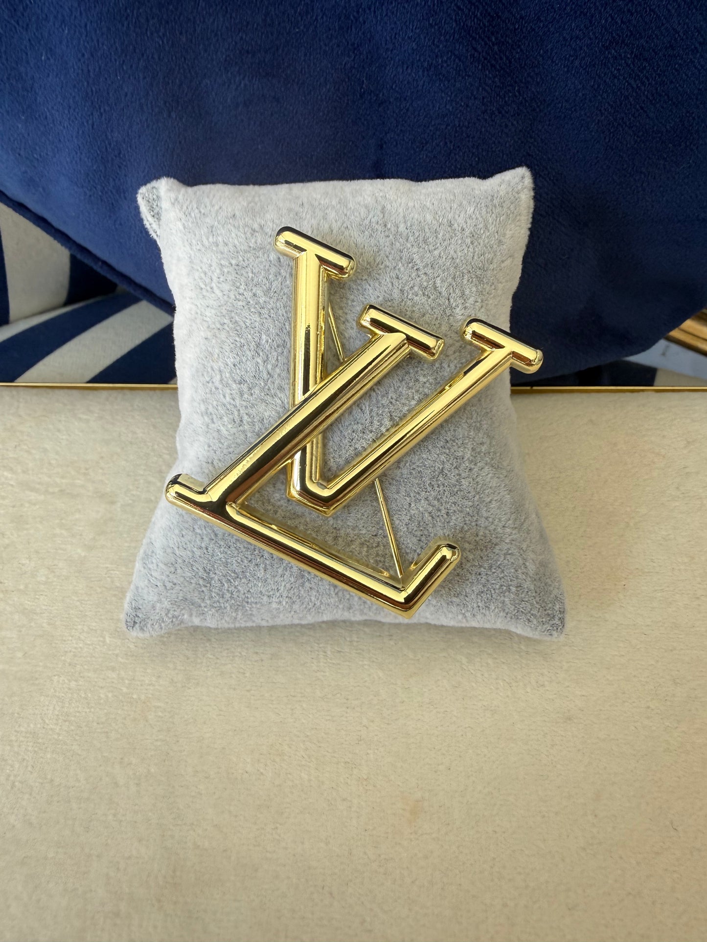 VL GOLD BROOCH