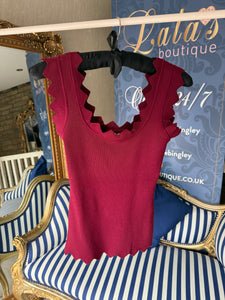 WINE SCOLLOPED EDGE KNITTED VEST
