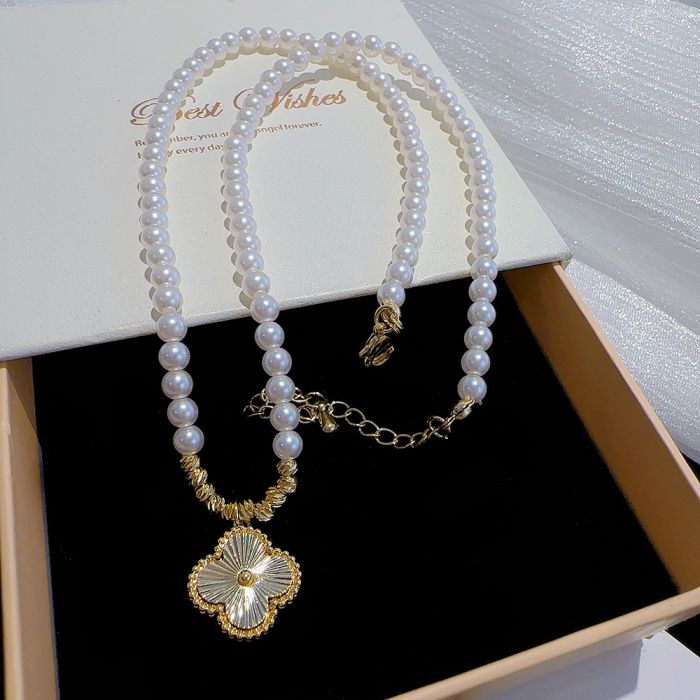 PEARL NECKLACE WITH GOLD CLOVER