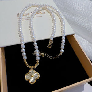 PEARL NECKLACE WITH GOLD CLOVER