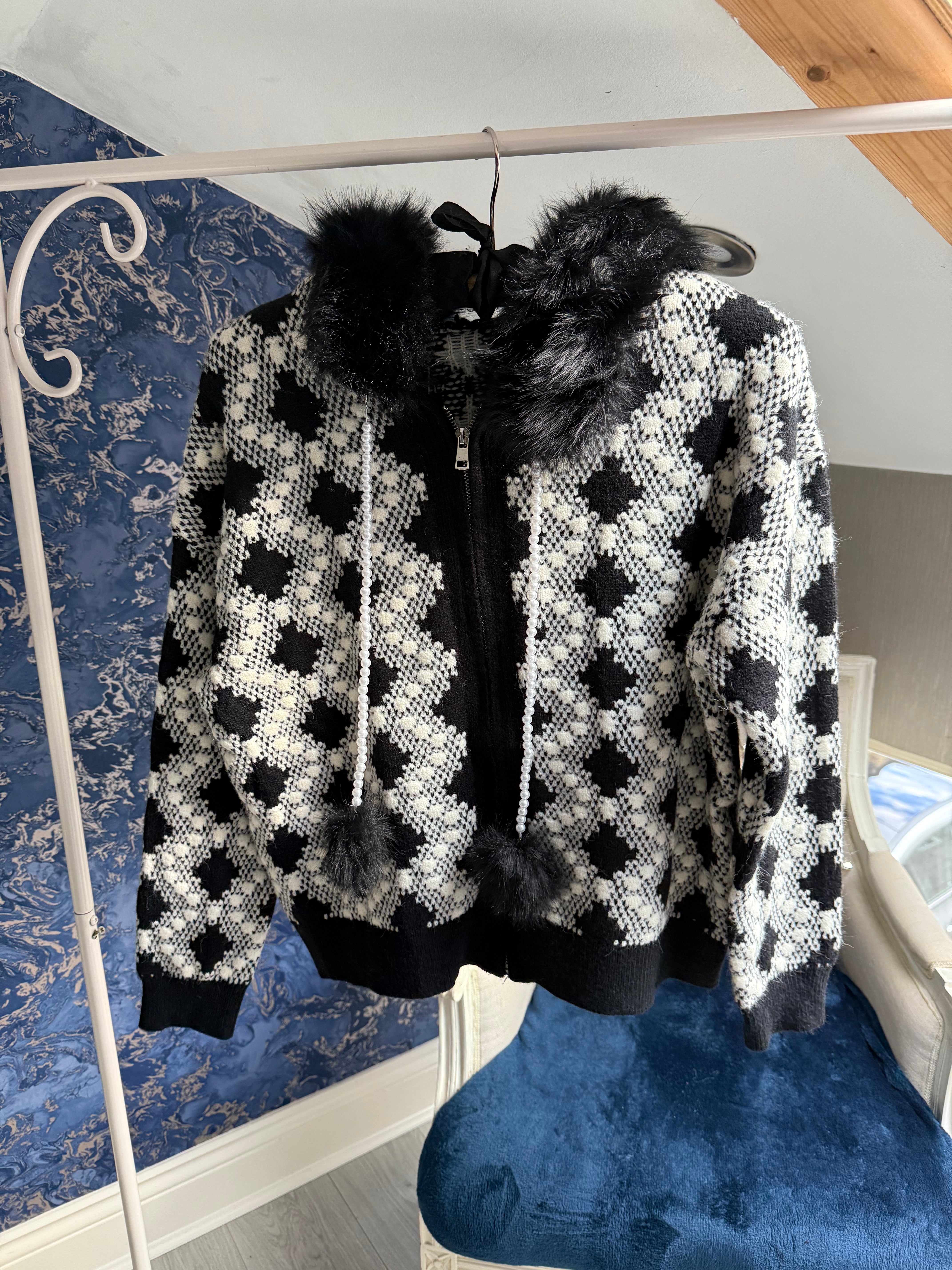 BLACK & WHITE ZIP UP PEARL HOODY