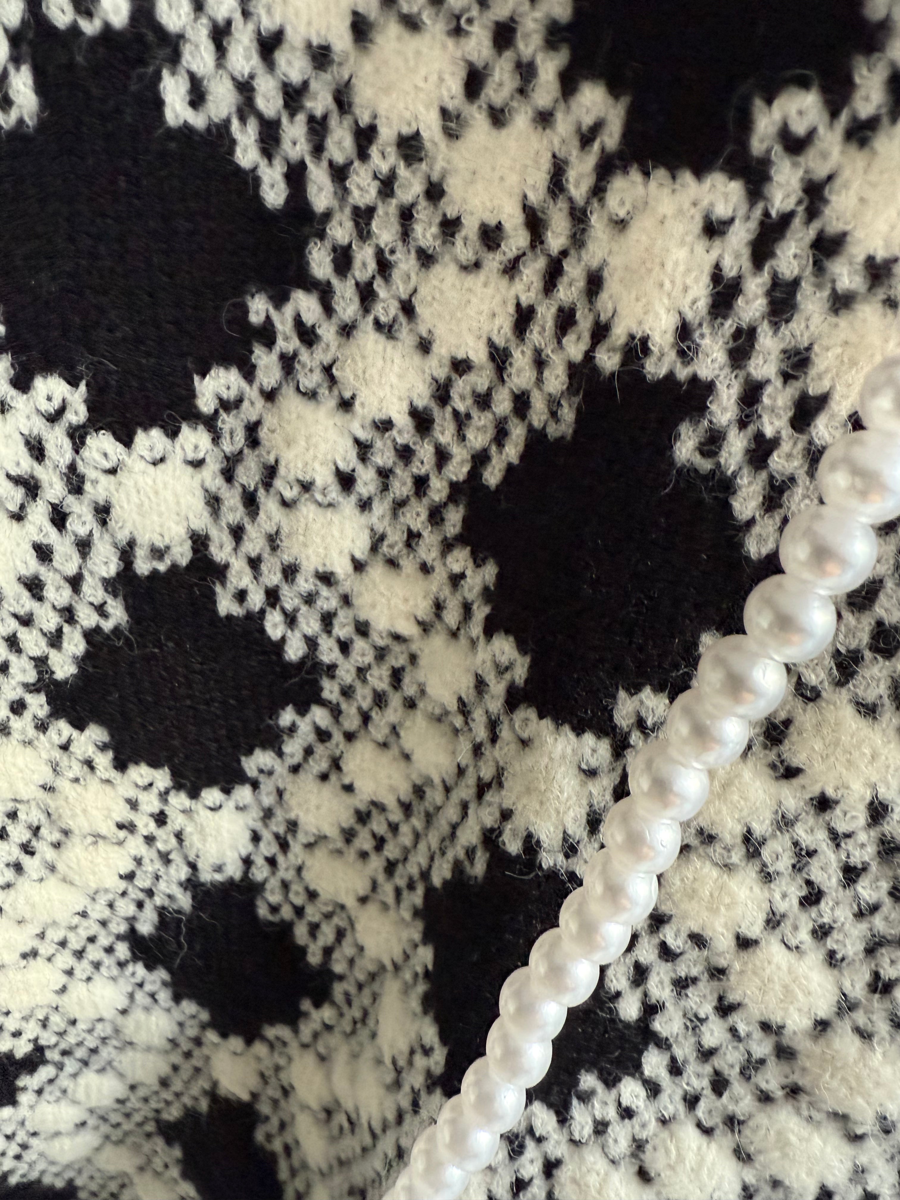 BLACK & WHITE ZIP UP PEARL HOODY