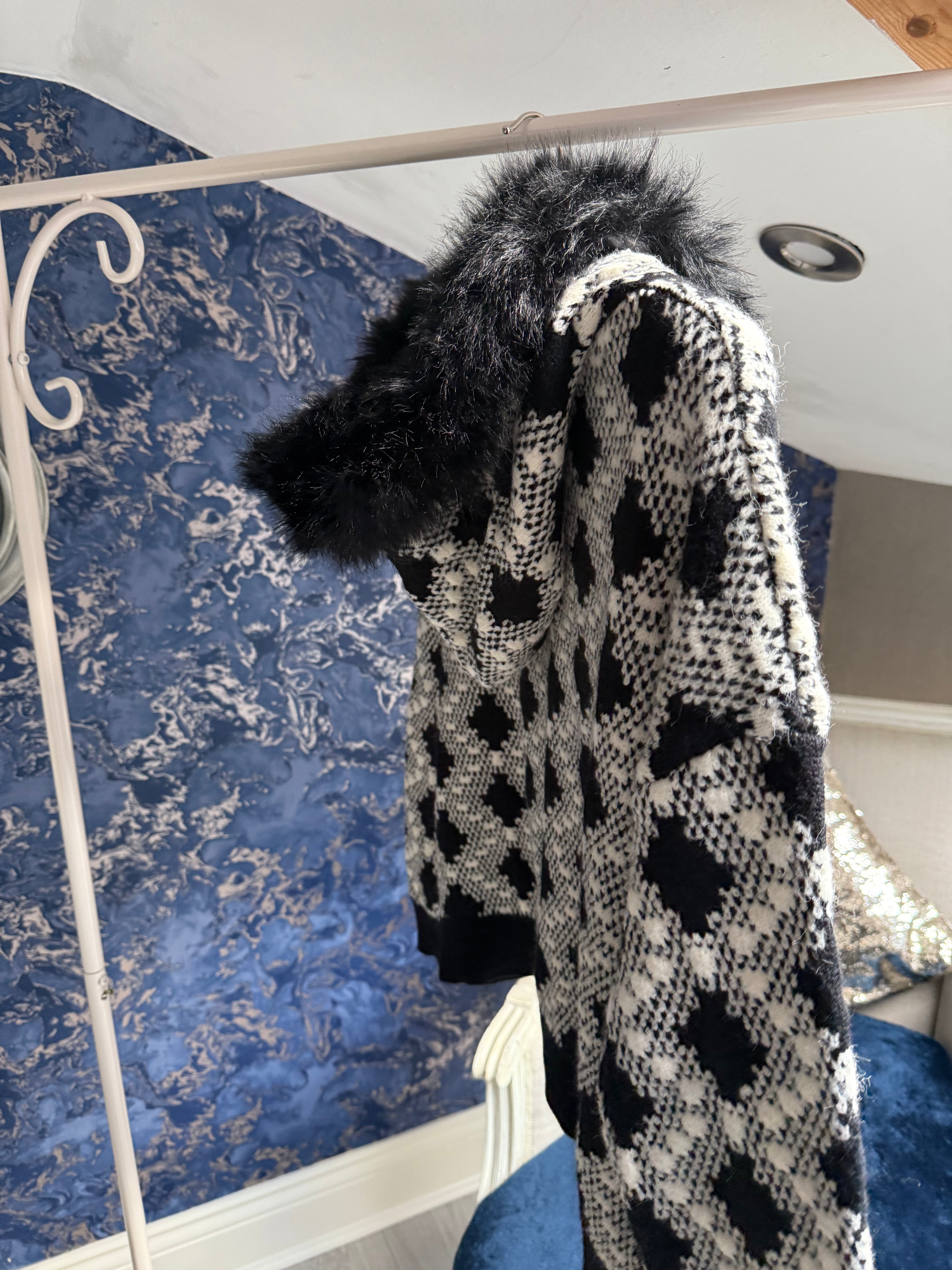 BLACK & WHITE ZIP UP PEARL HOODY