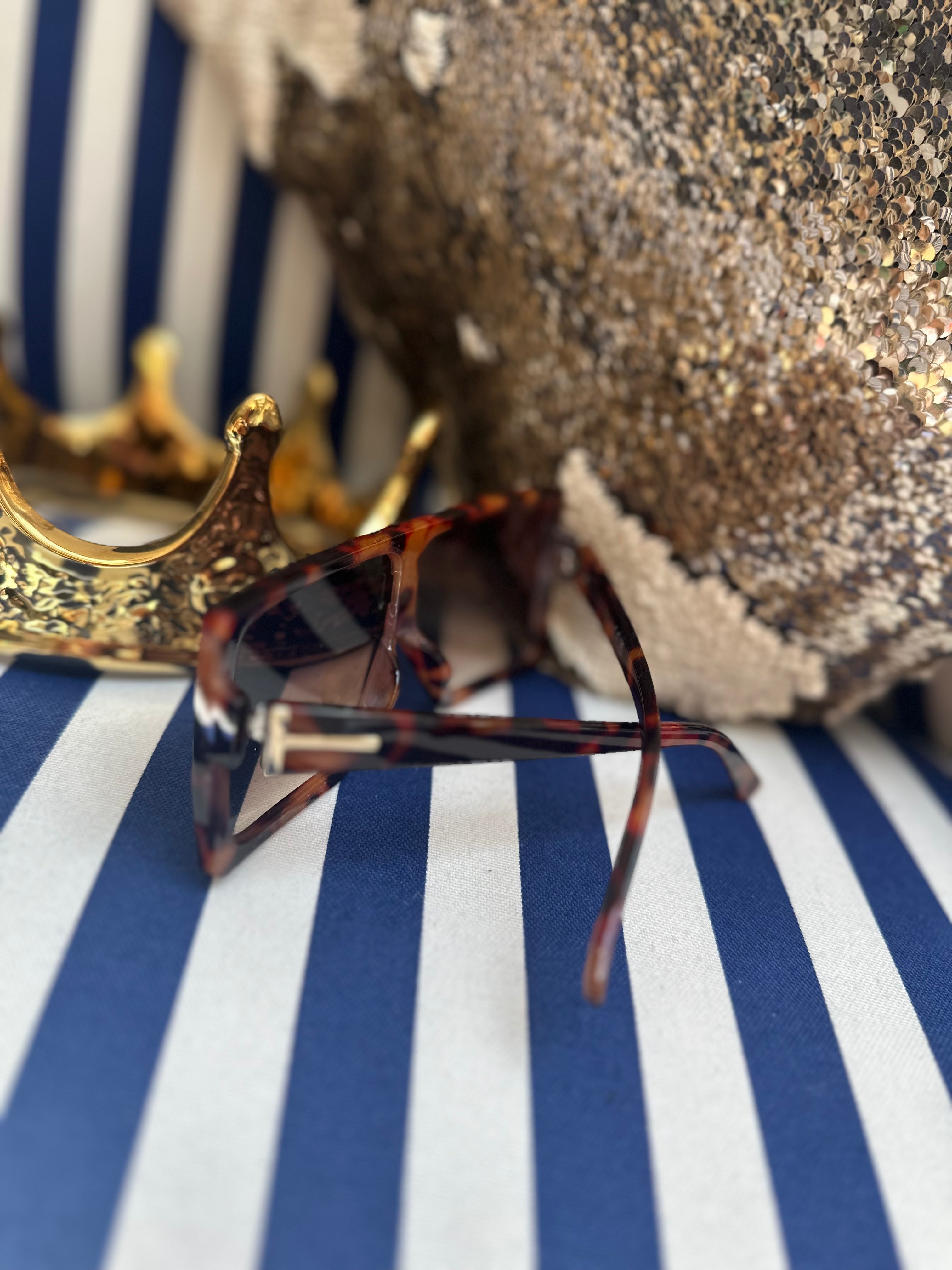 Shield sunglasses with gold detail